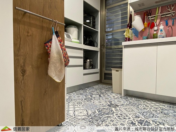 廚房地面以花磚隔出不同於客廳的場域，磁磚設計在餐廚中最不易沾黏油汙也更容易清理。