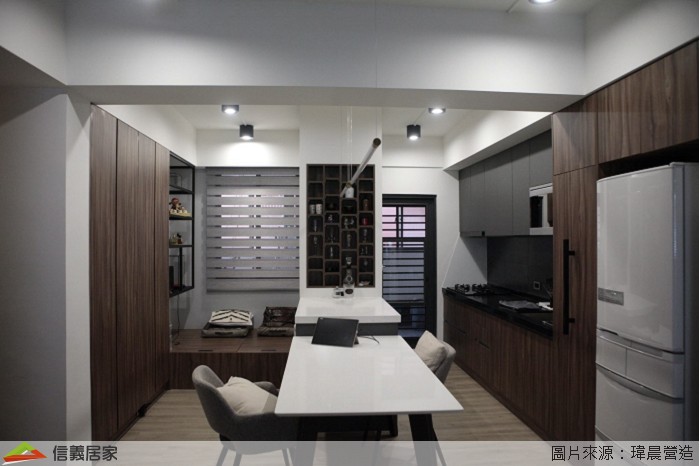 室內設計 木地板 廚房 展示櫃 地磚